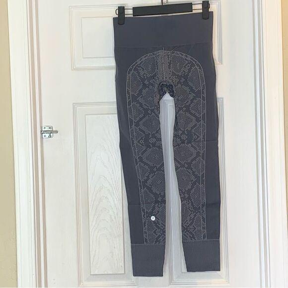 Lululemon Ebb To Street Heathered Dark Slate Snake Print Leggings Size 6 - Picture 10 of 10